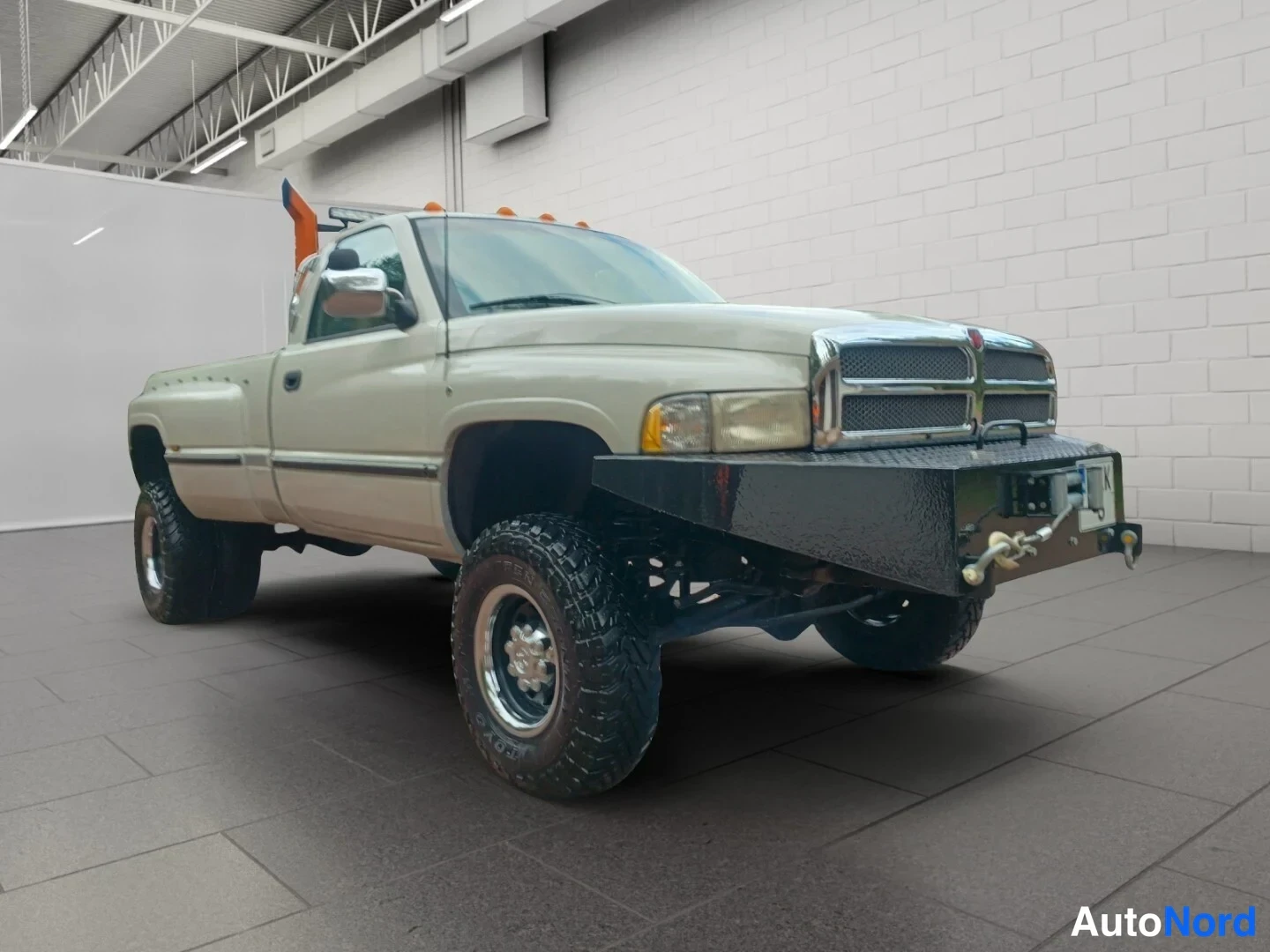 Valkoinen Dodge Ram 3500 1995, etuviisto, keula oikealle, kuva 2