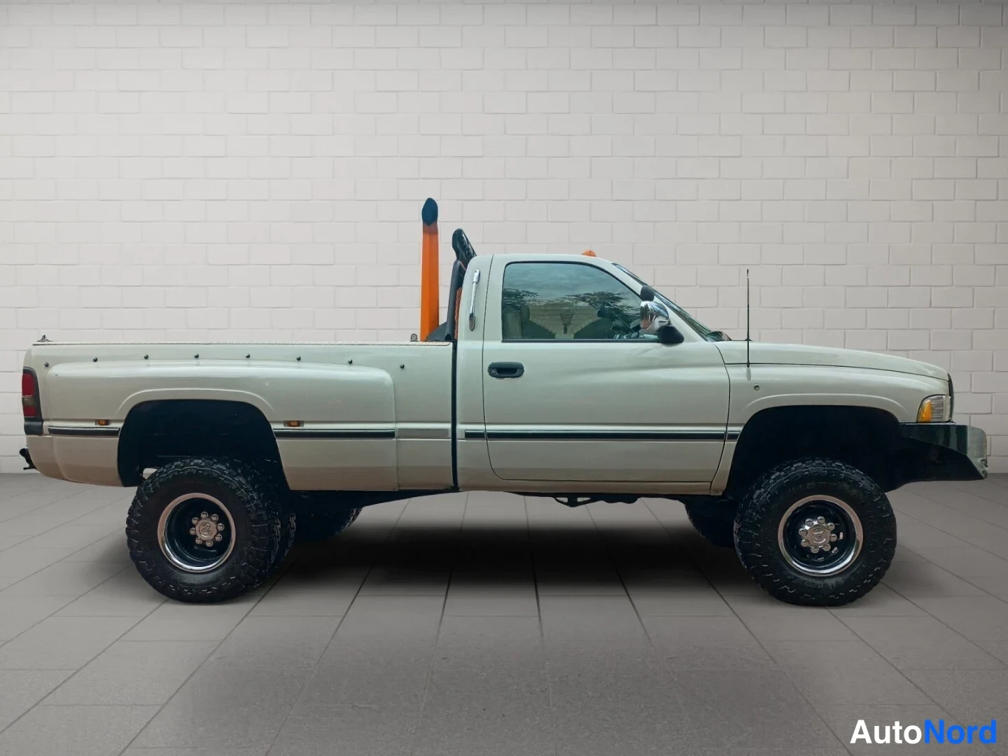 Valkoinen Dodge Ram 3500 1995, etuviisto, keula oikealle, kuva 3