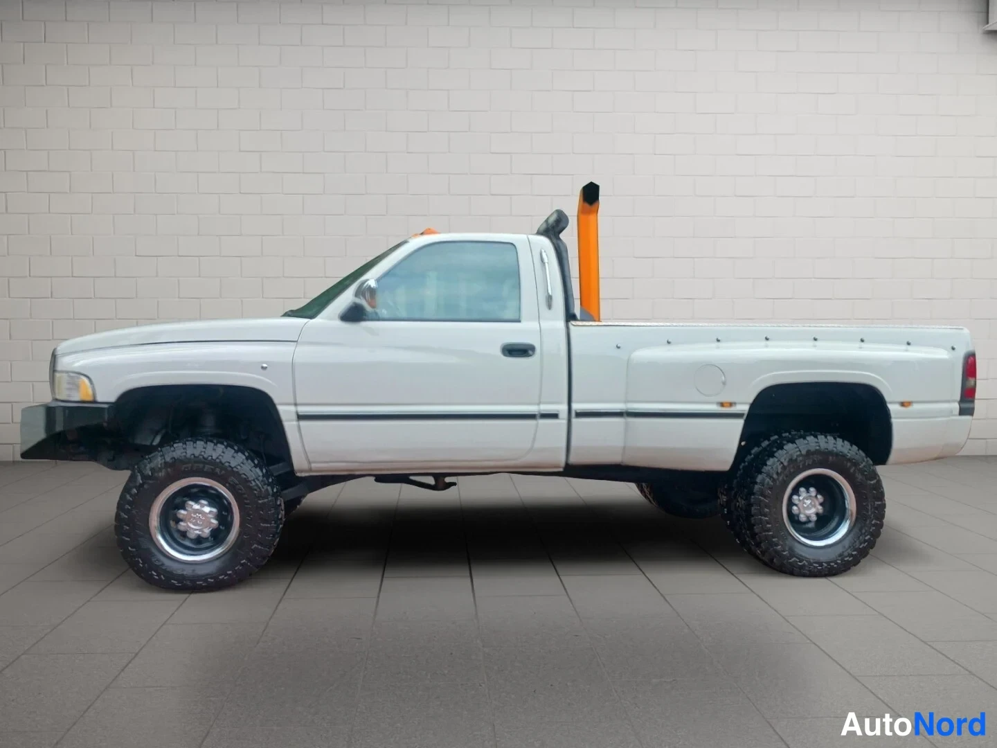 Valkoinen Dodge Ram 3500 1995, sivulta, kuva 5
