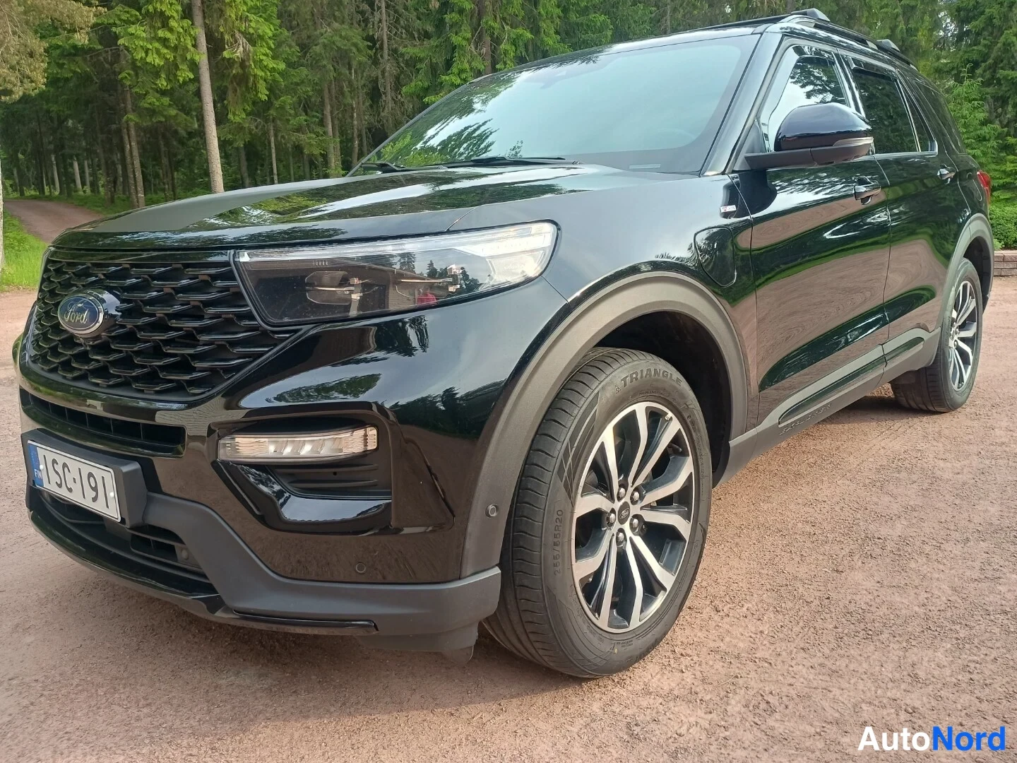 Musta Ford Explorer 2021, etuviisto, keula vasemmalle, kuva 2