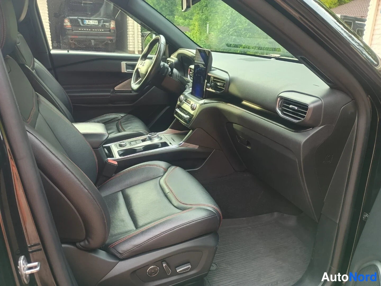 Musta Ford Explorer 2021, kuva 12