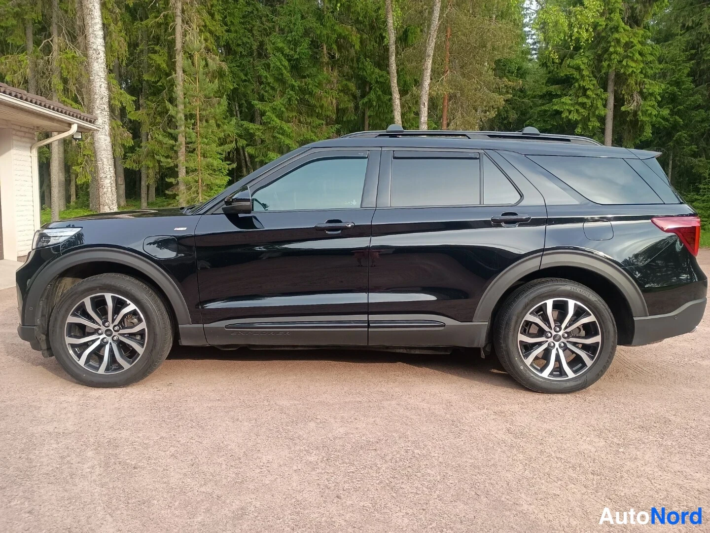 Musta Ford Explorer 2021, sivulta, kuva 5
