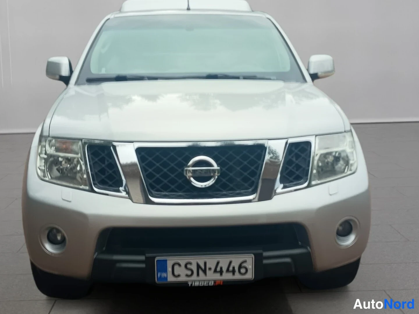 Hopea Nissan Navara 2013, edestä, kuva 4