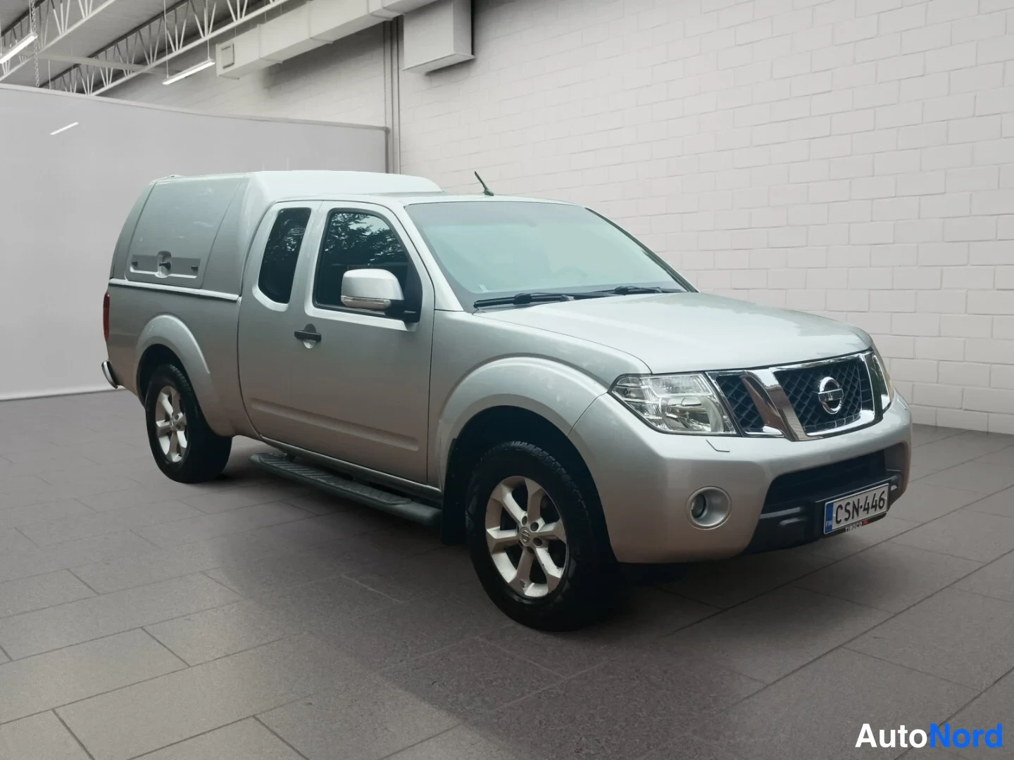 Hopea Nissan Navara 2013, etuviisto, keula oikealle, kuva 3
