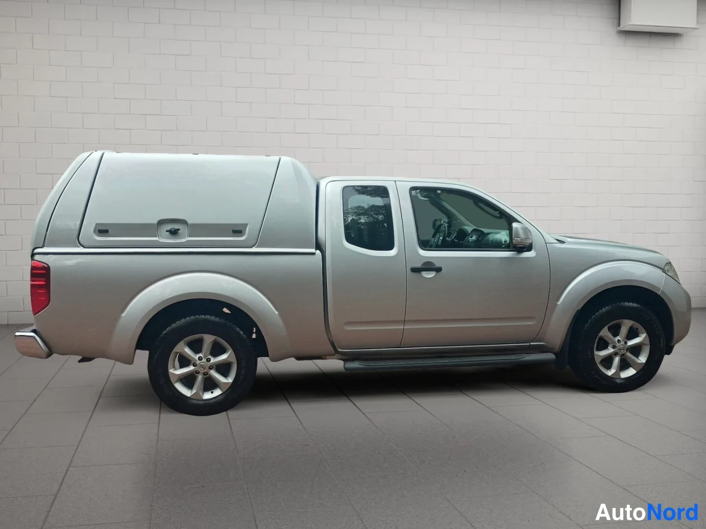 Hopea Nissan Navara 2013, sivulta, kuva 5