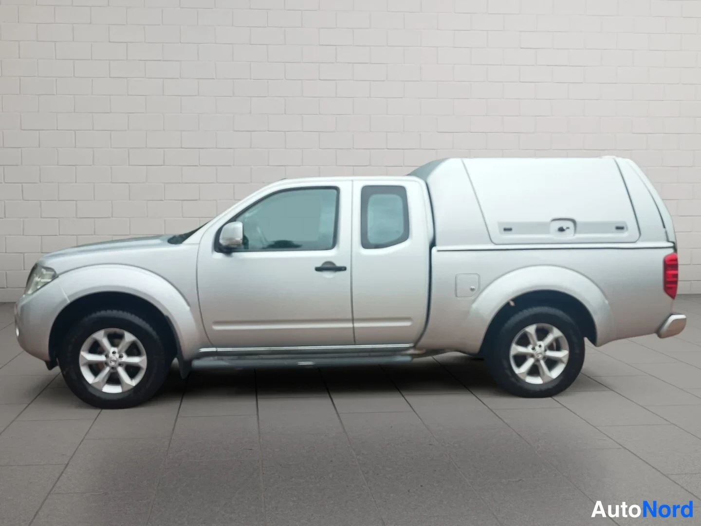 Hopea Nissan Navara 2013, etuviisto, keula vasemmalle, kuva 2