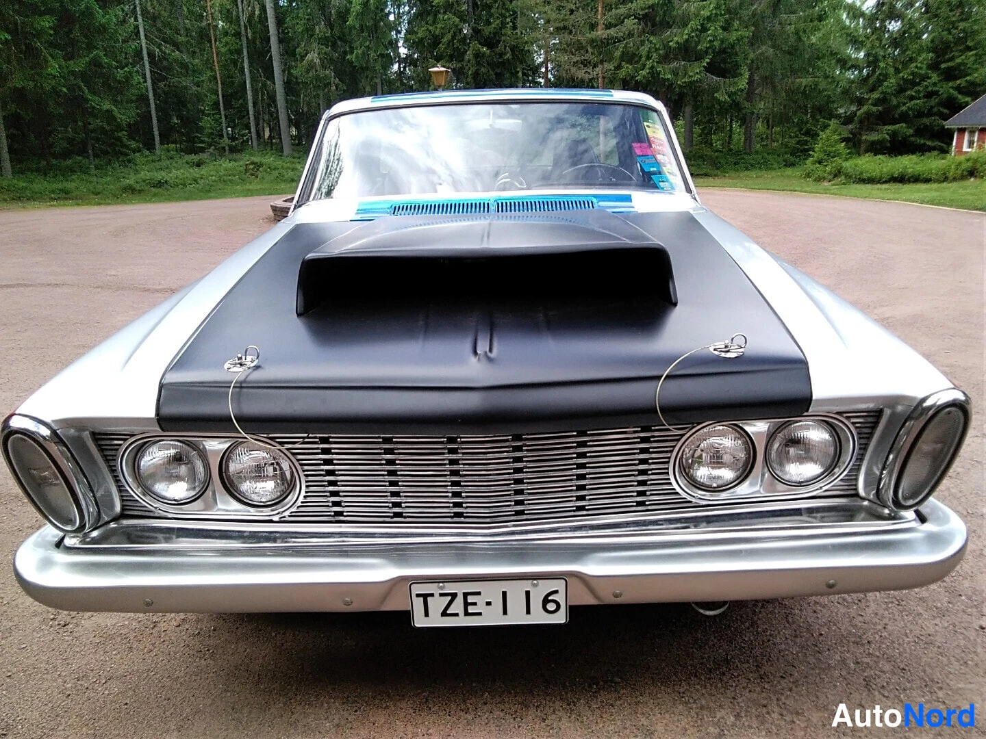 Punainen Plymouth Savoy 1963, edestä, kuva 3