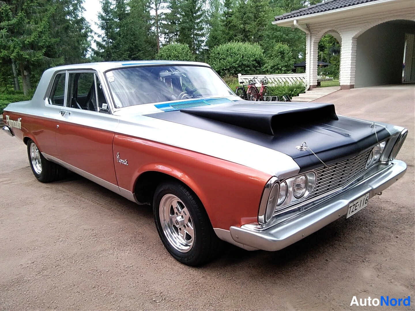 Punainen Plymouth Savoy 1963, etuviisto, keula oikealle, kuva 2