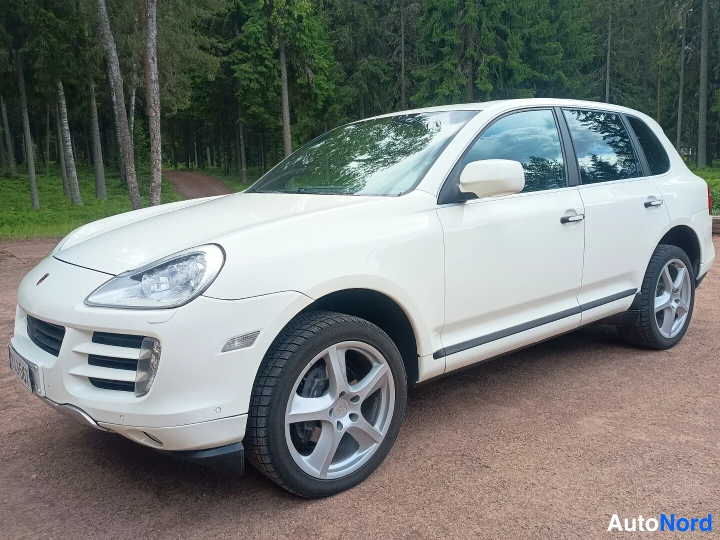 Valkoinen Porsche Cayenne 2010, etuviisto, keula vasemmalle, kuva 2