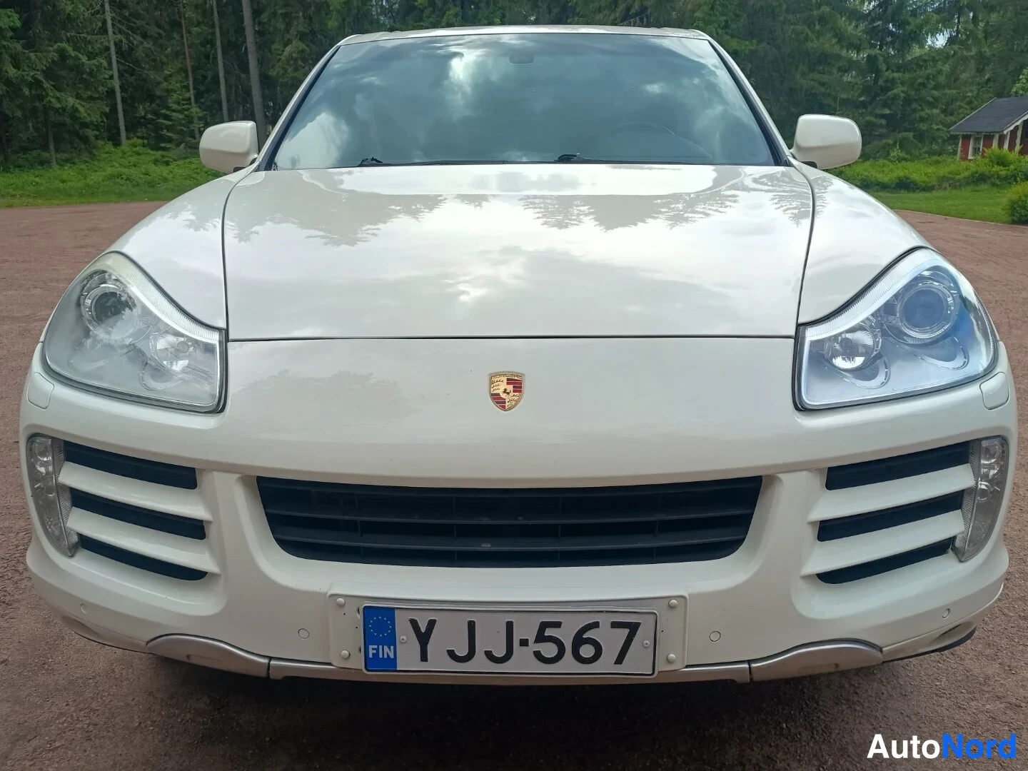 Valkoinen Porsche Cayenne 2010, edestä, kuva 4