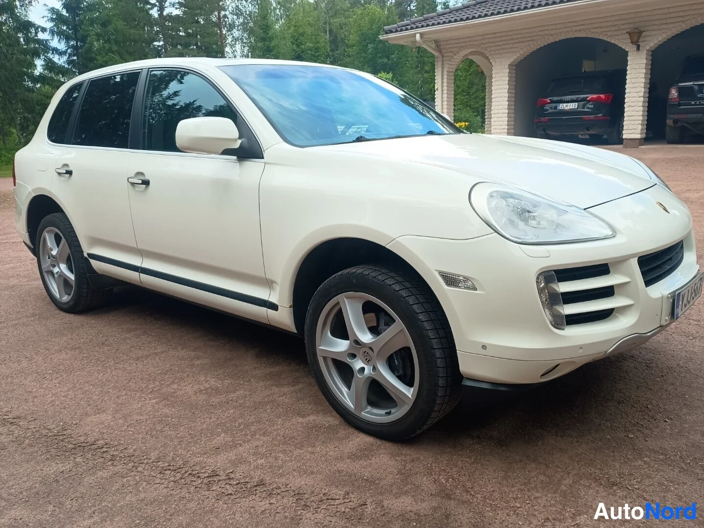 Valkoinen Porsche Cayenne 2010, etuviisto, keula oikealle, kuva 3