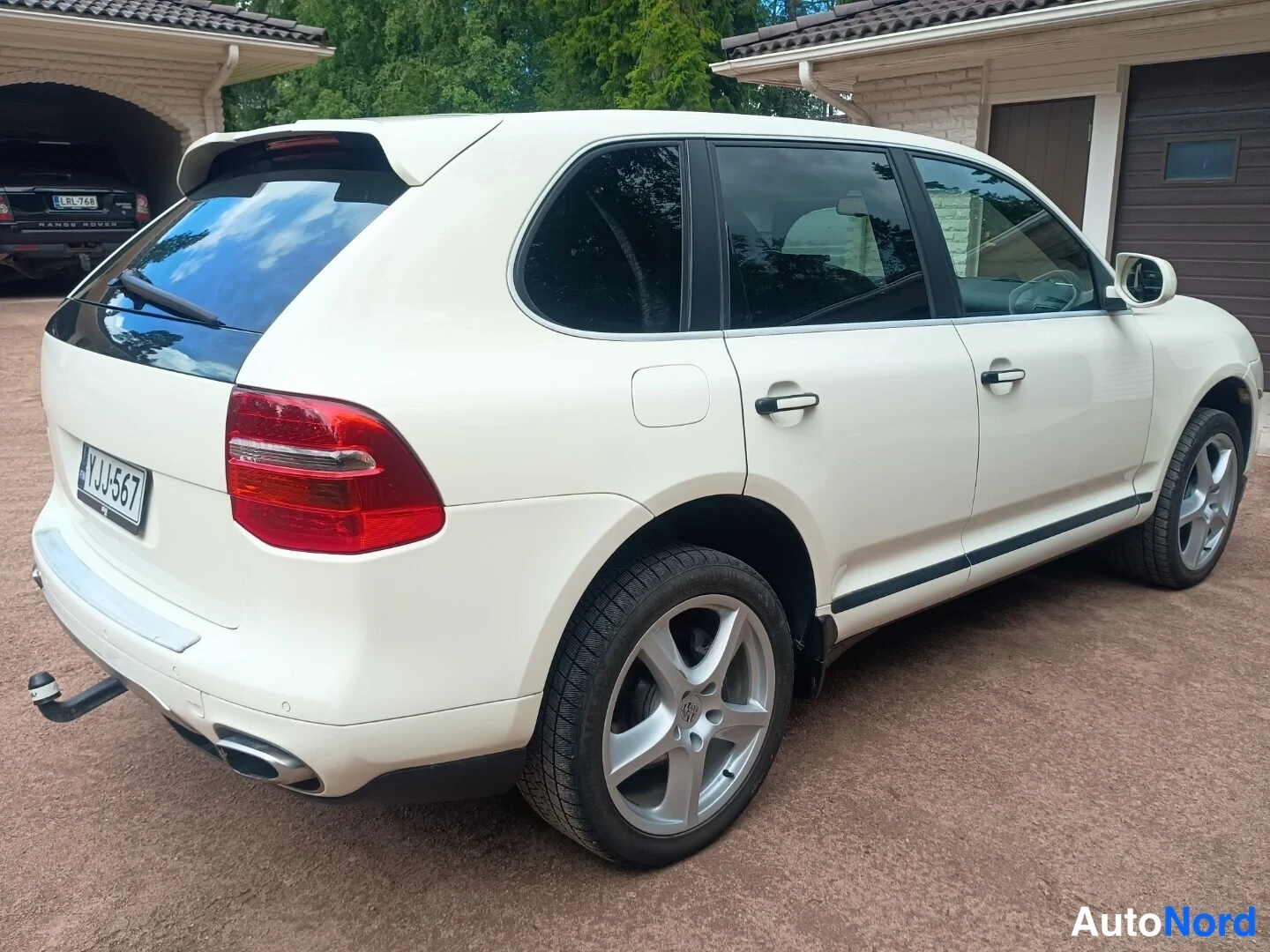 Valkoinen Porsche Cayenne 2010, takaviisto, kuva 7