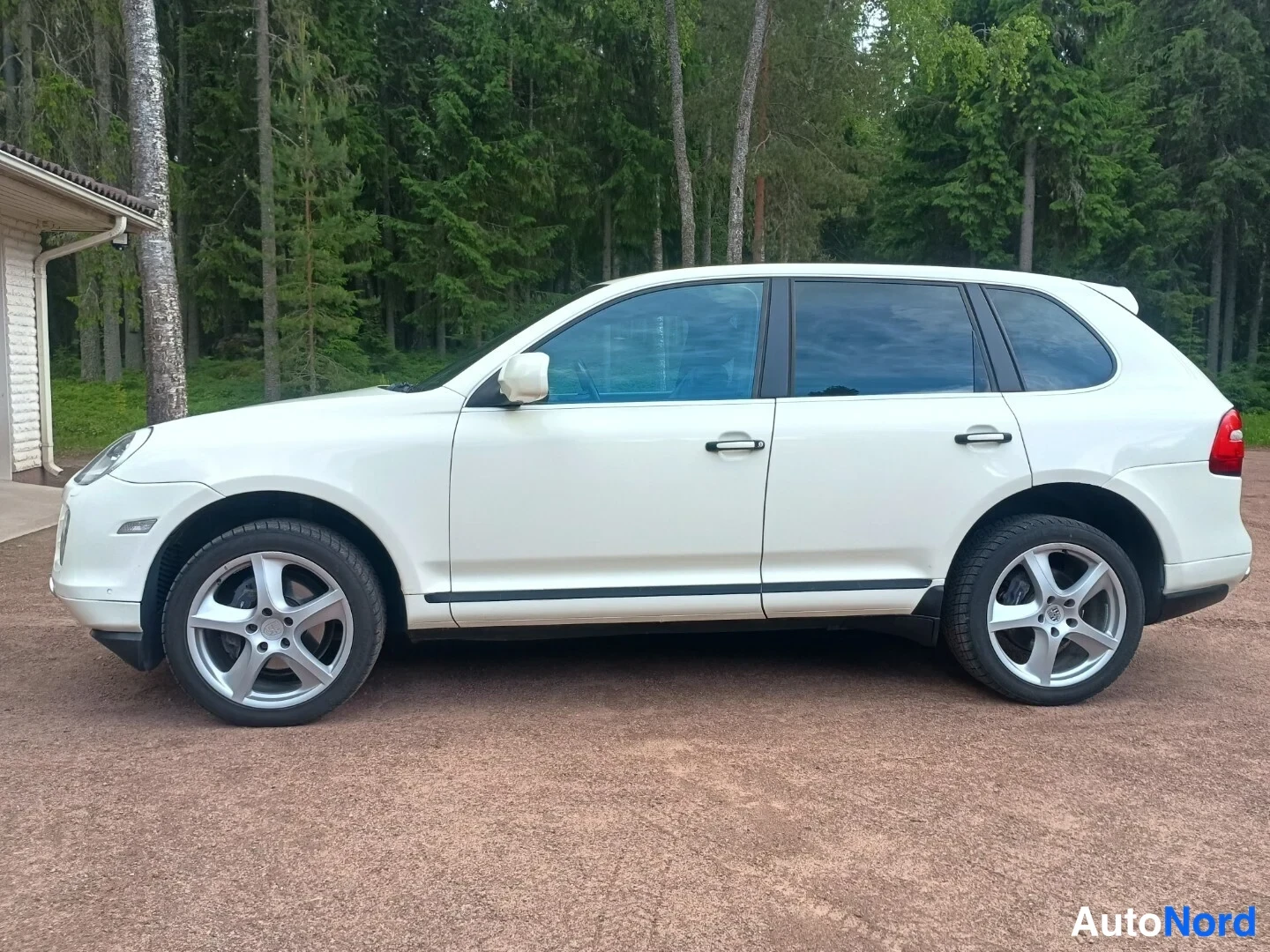 Valkoinen Porsche Cayenne 2010, sivulta, kuva 6