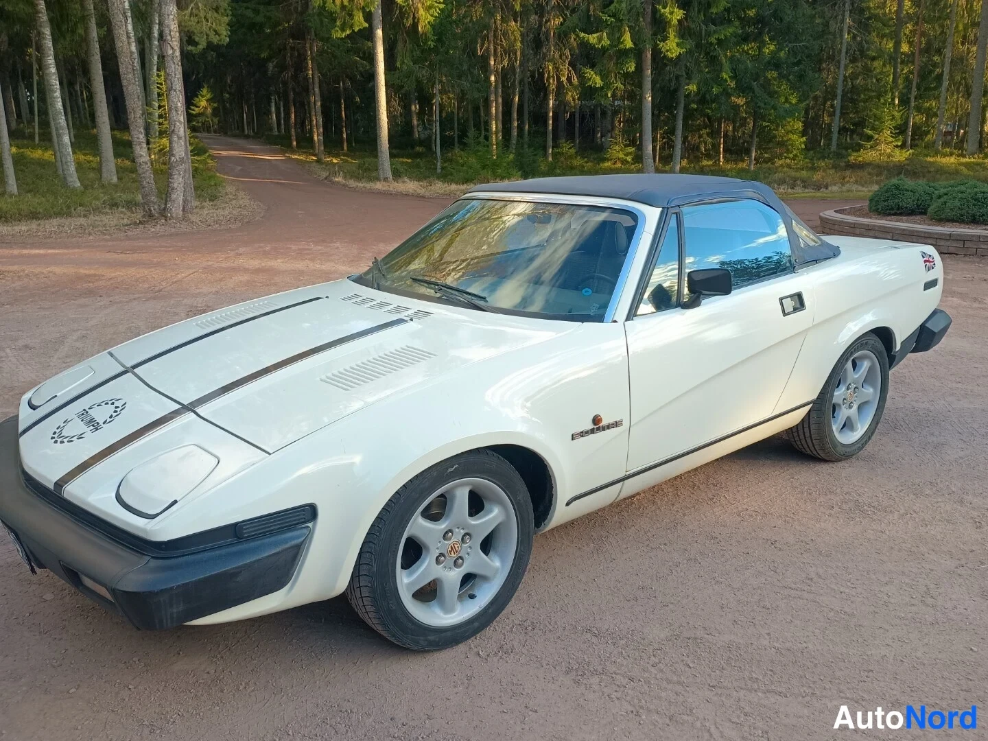 Valkoinen Triumph TR7 1981, etuviisto, keula vasemmalle, kuva 2