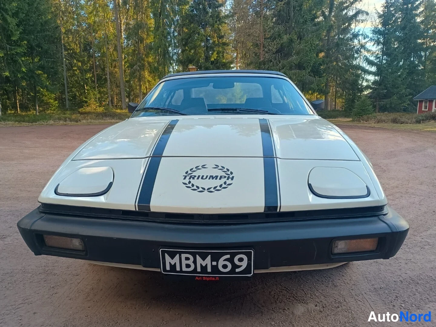 Valkoinen Triumph TR7 1981, edestä, kuva 4