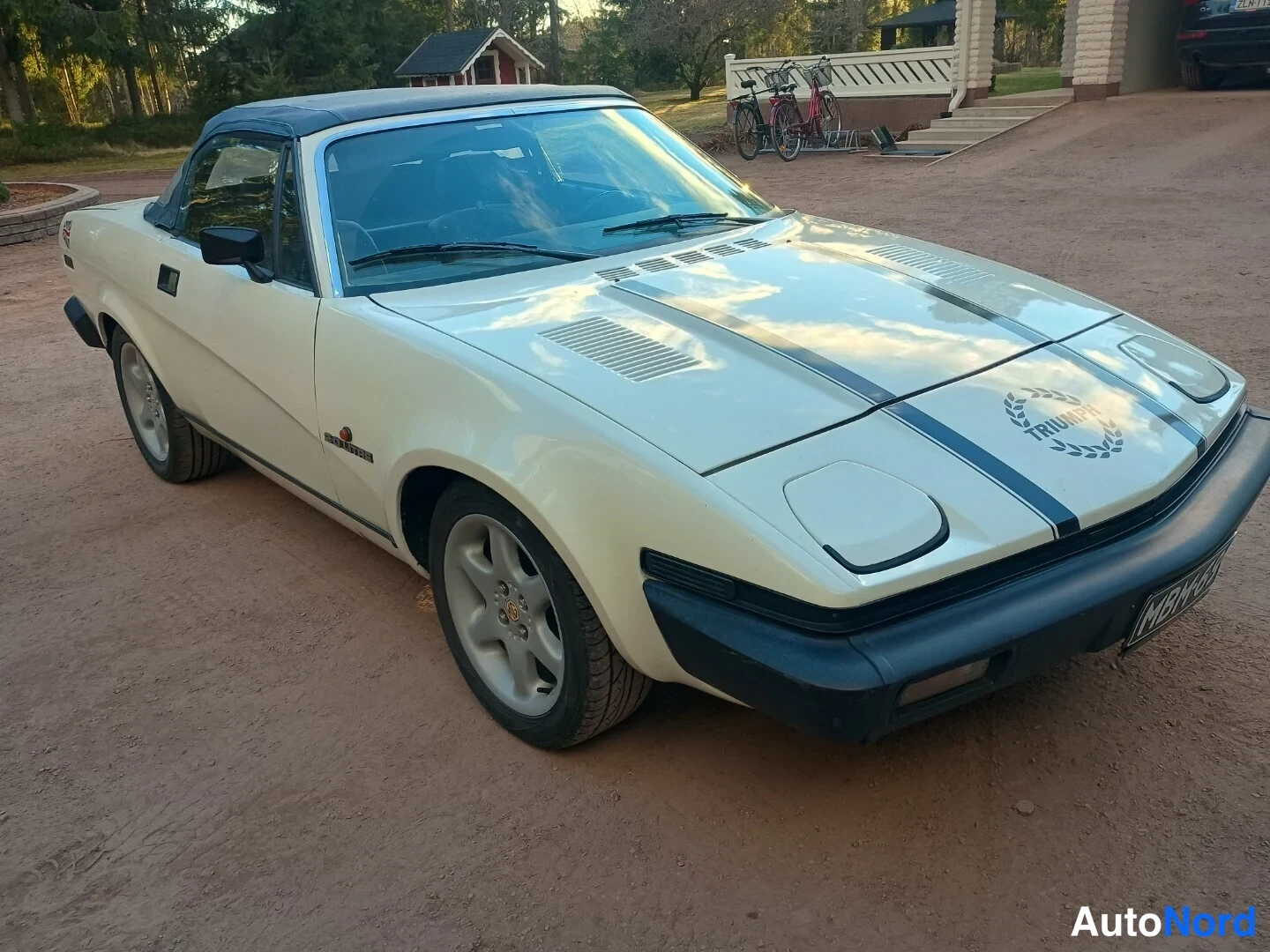 Valkoinen Triumph TR7 1981, etuviisto, keula oikealle, kuva 3