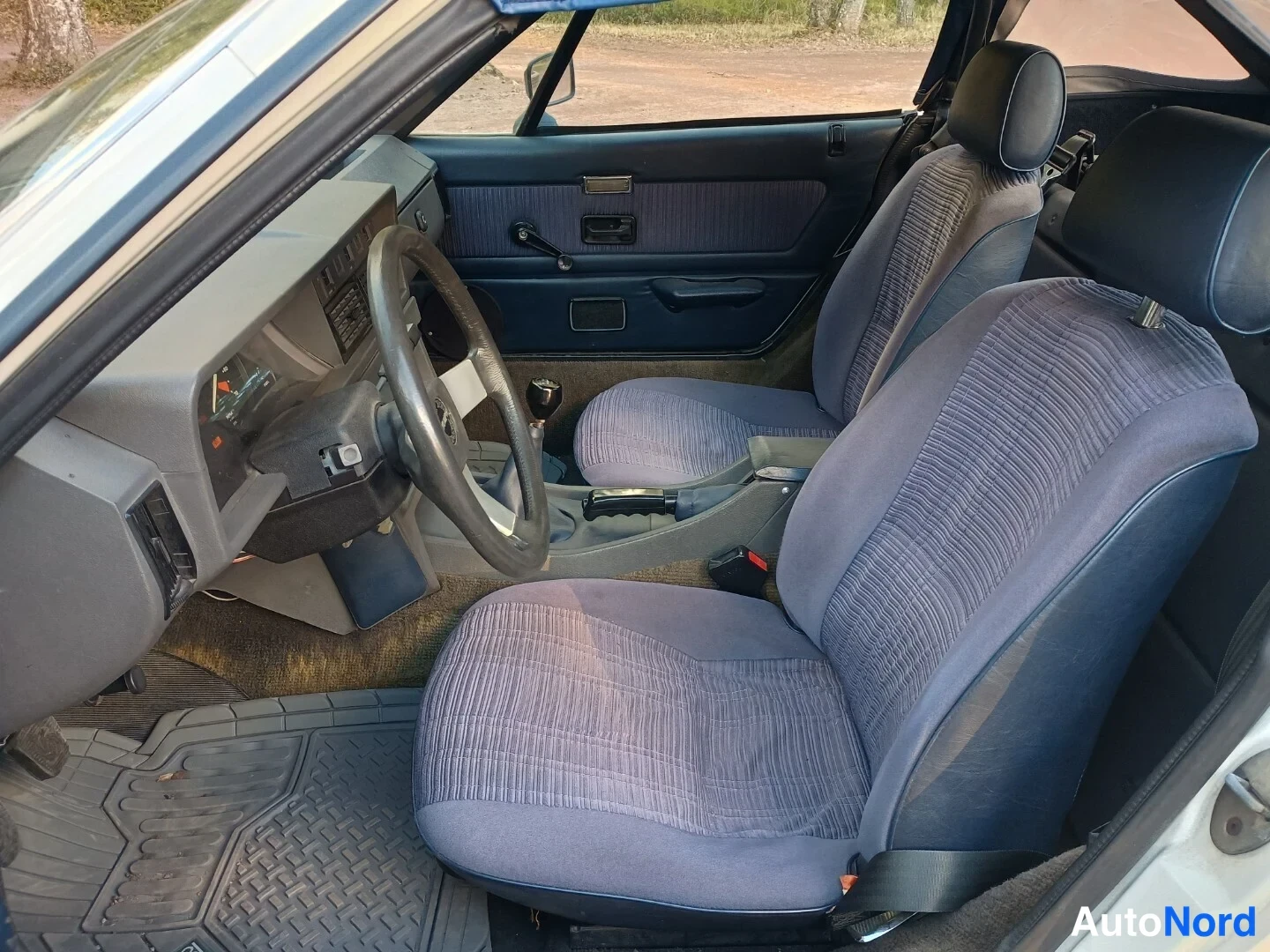 Valkoinen Triumph TR7 1981, kuva 10
