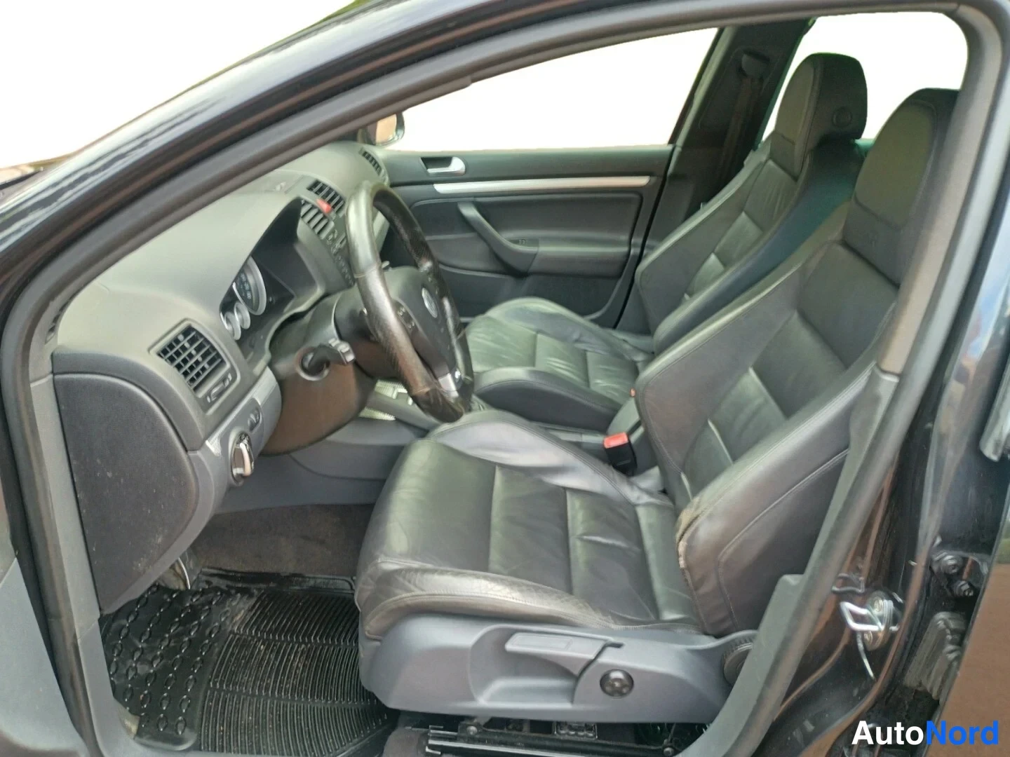 Musta Volkswagen Golf R32 2006, etuviisto, keula oikealle, kuva 2
