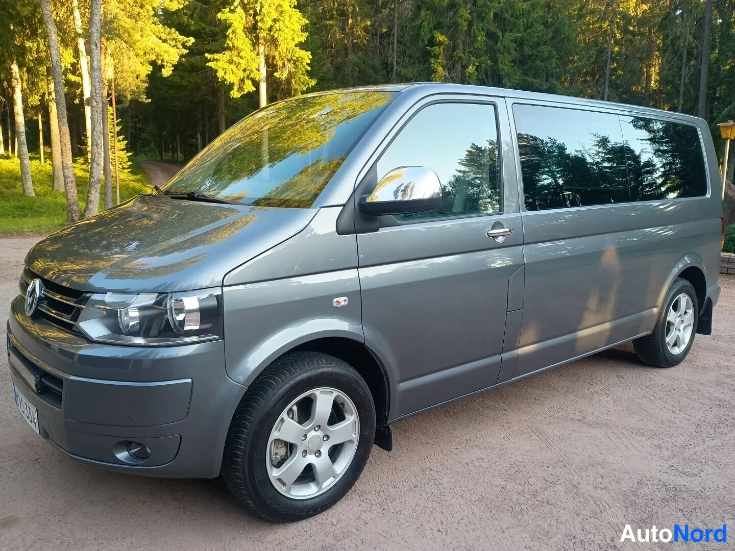 Harmaa Volkswagen Transporter CARAVELLE 2010, etuviisto, keula vasemmalle, kuva 2
