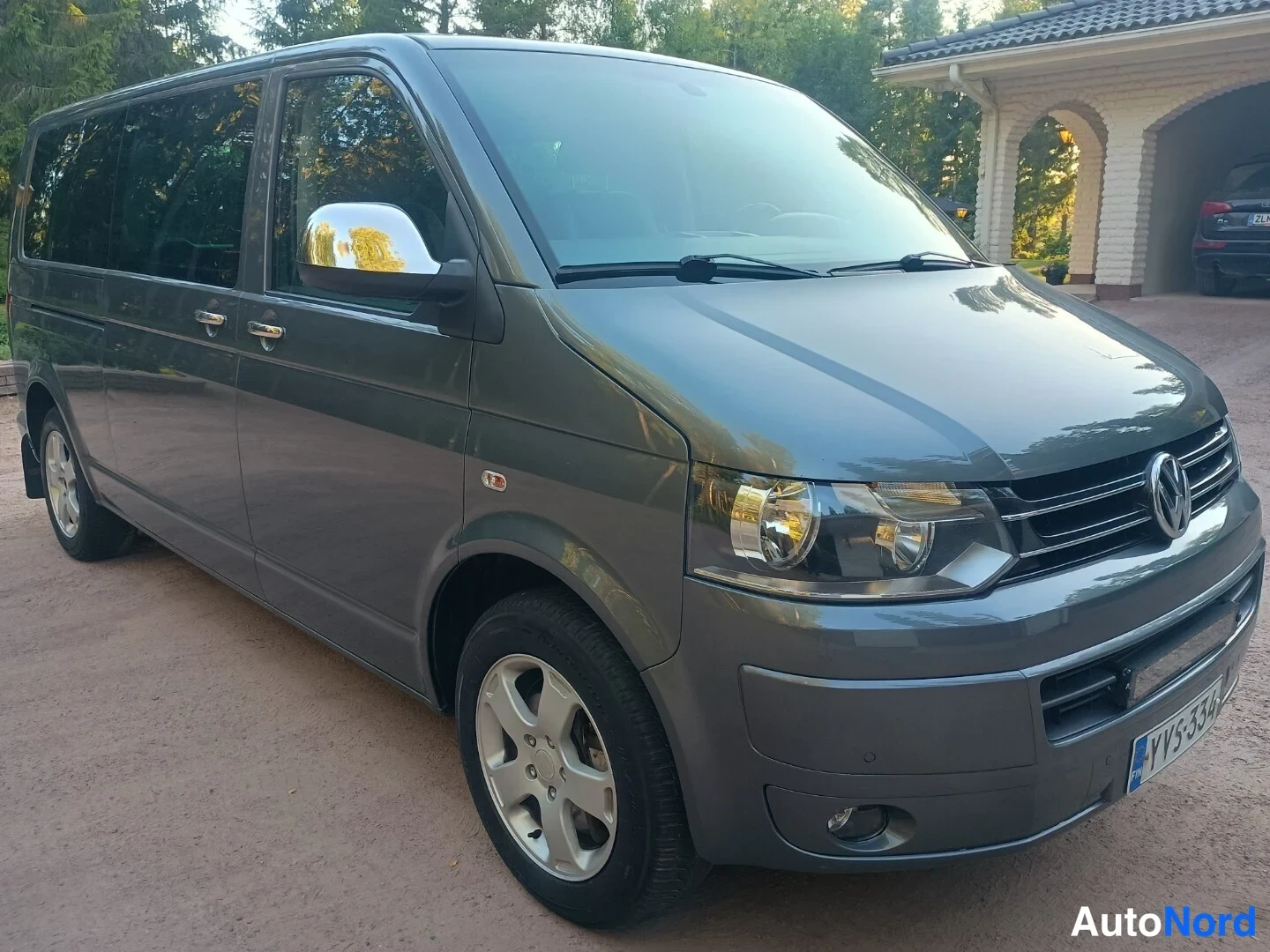 Harmaa Volkswagen Transporter CARAVELLE 2010, etuviisto, keula oikealle, kuva 4