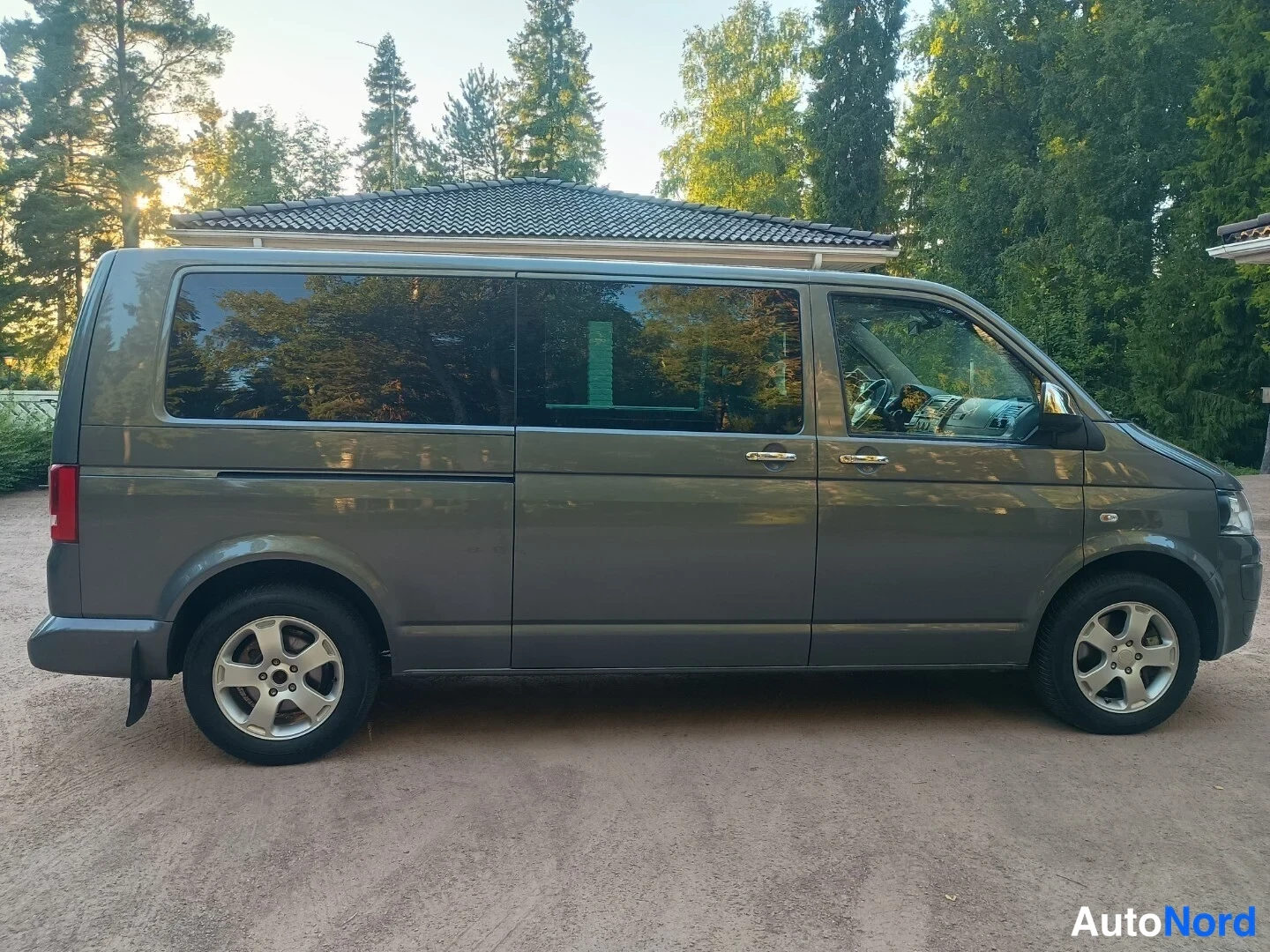 Harmaa Volkswagen Transporter CARAVELLE 2010, sivulta, kuva 6