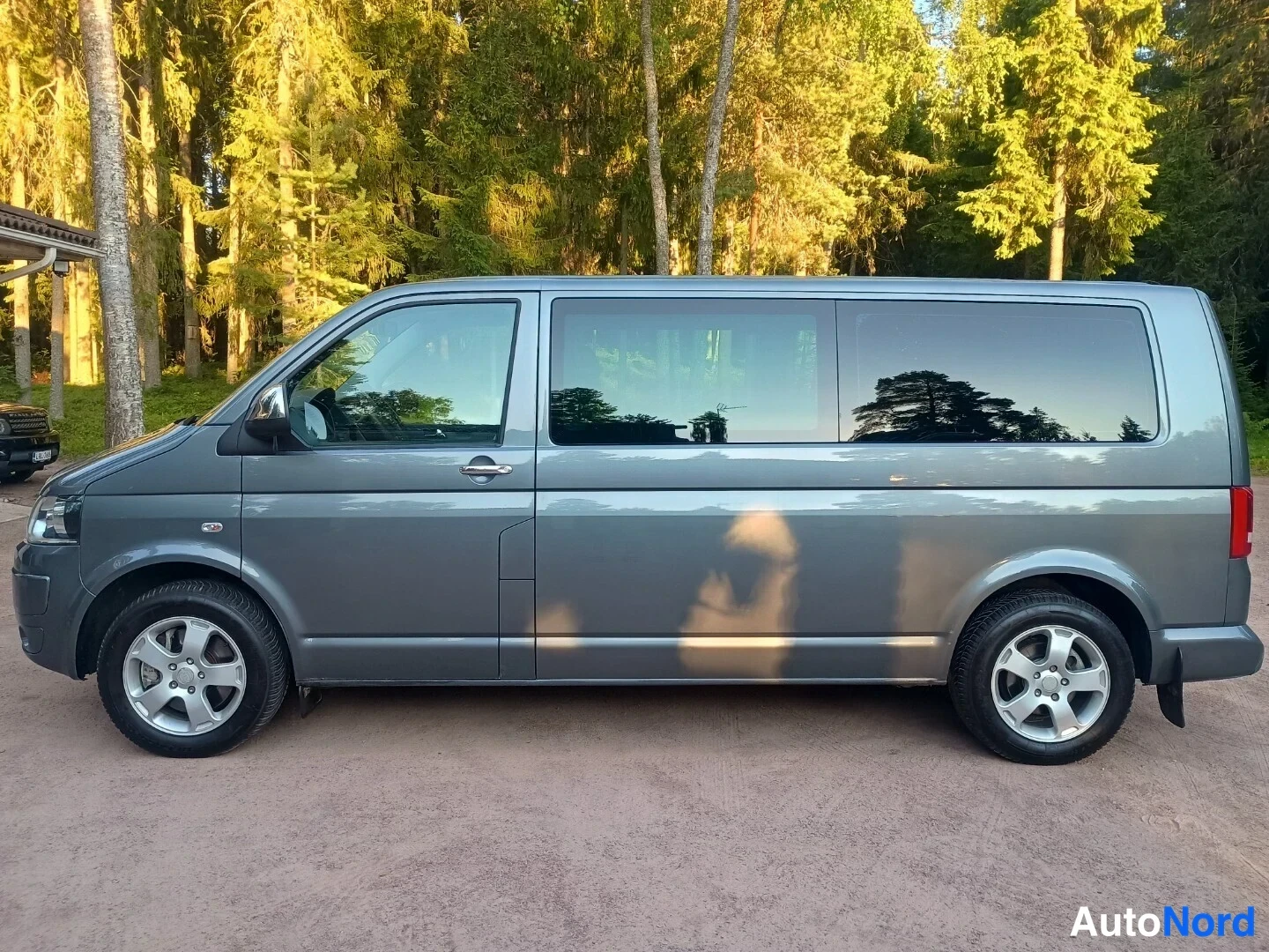 Harmaa Volkswagen Transporter CARAVELLE 2010, etuviisto, keula vasemmalle, kuva 3