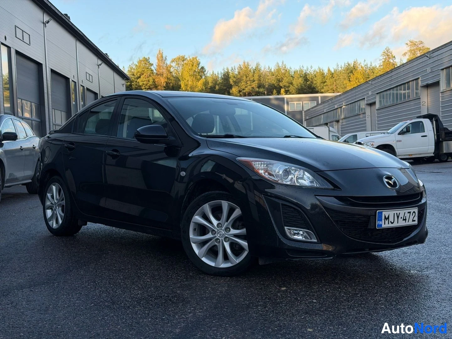 Musta Mazda 3 2010, etuviisto, keula oikealle, kuva 2