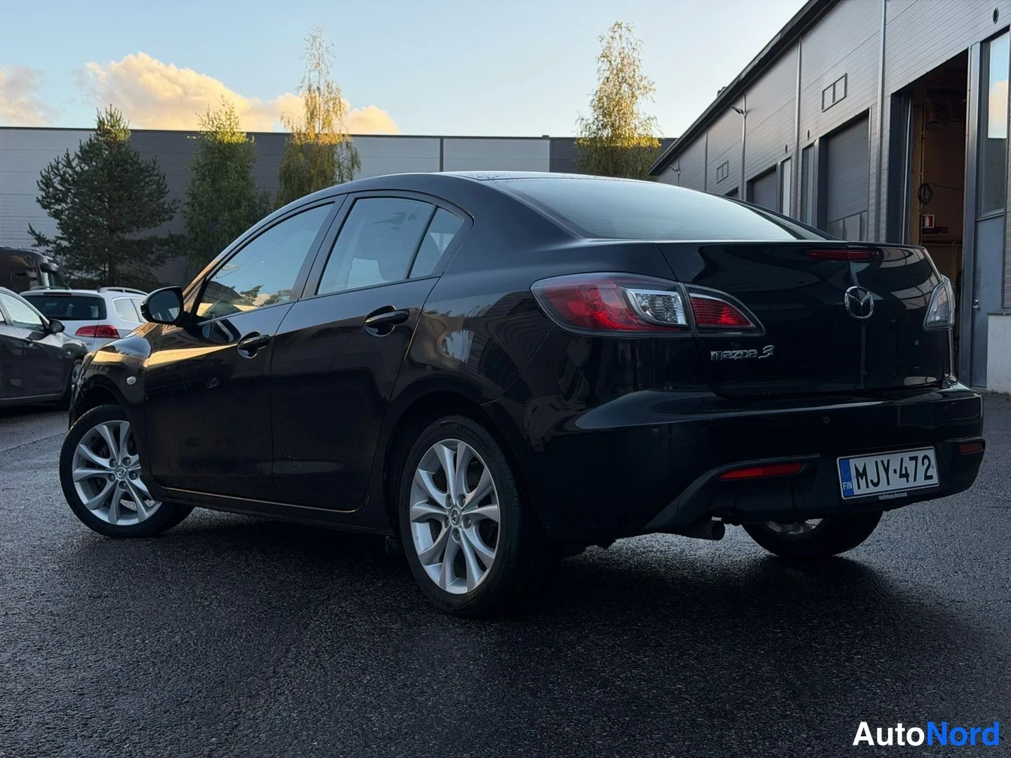 Musta Mazda 3 2010, takaviisto, kuva 3