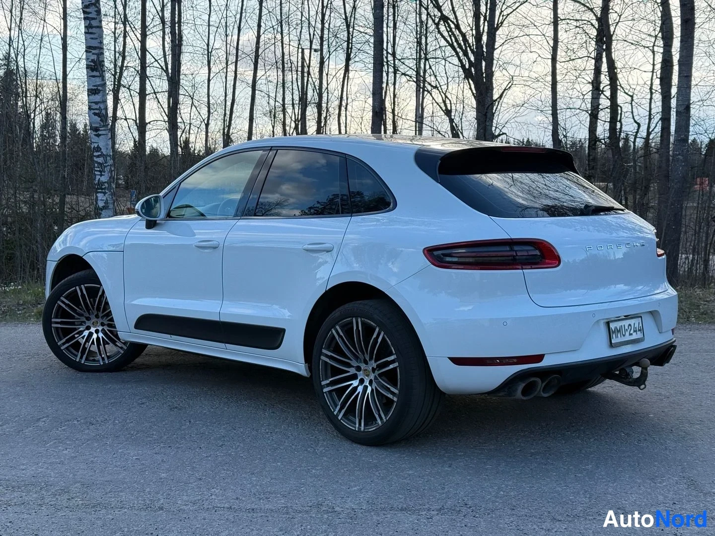 Valkoinen Porsche Macan 2014, takaviisto, kuva 3