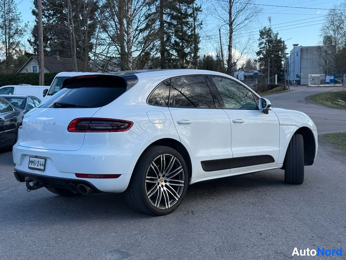 Valkoinen Porsche Macan 2014, takaviisto, kuva 4