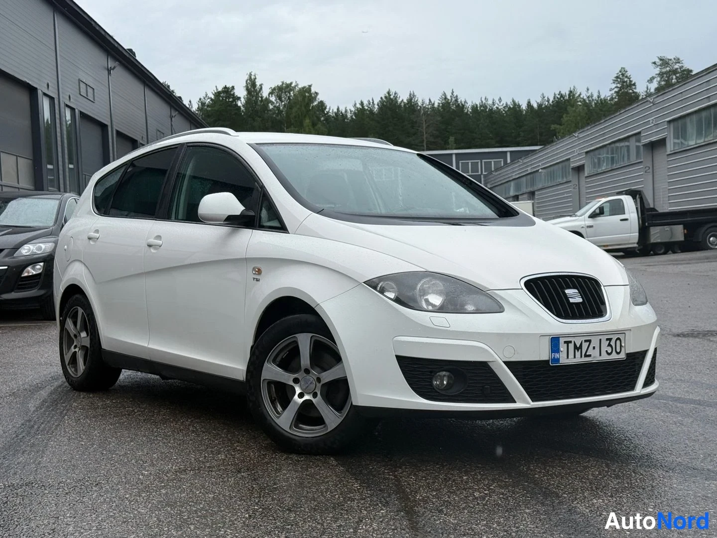 Valkoinen Seat Altea XL 2011, etuviisto, keula oikealle, kuva 2
