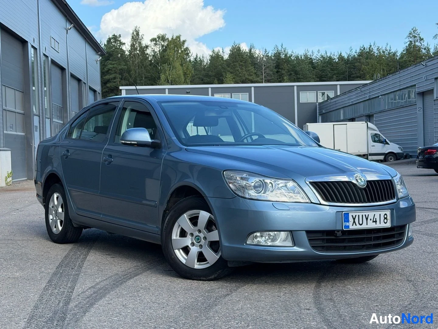 Turkoosi Skoda Octavia 2011, etuviisto, keula oikealle, kuva 2