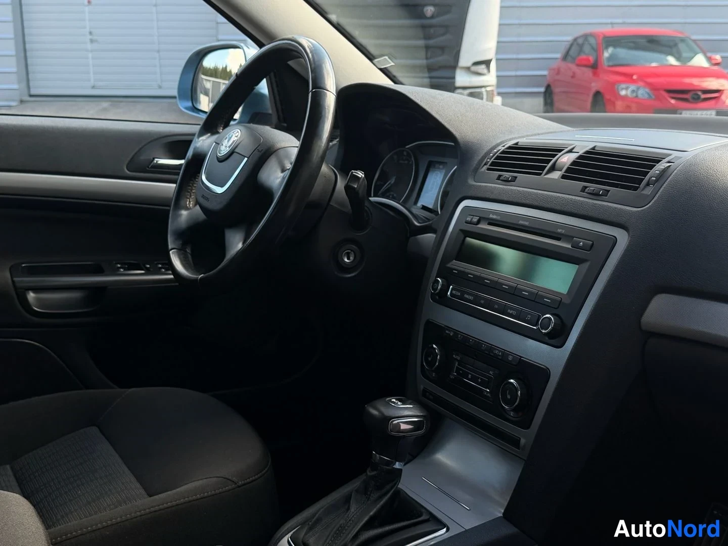 Turkoosi Skoda Octavia 2011, kuva 5