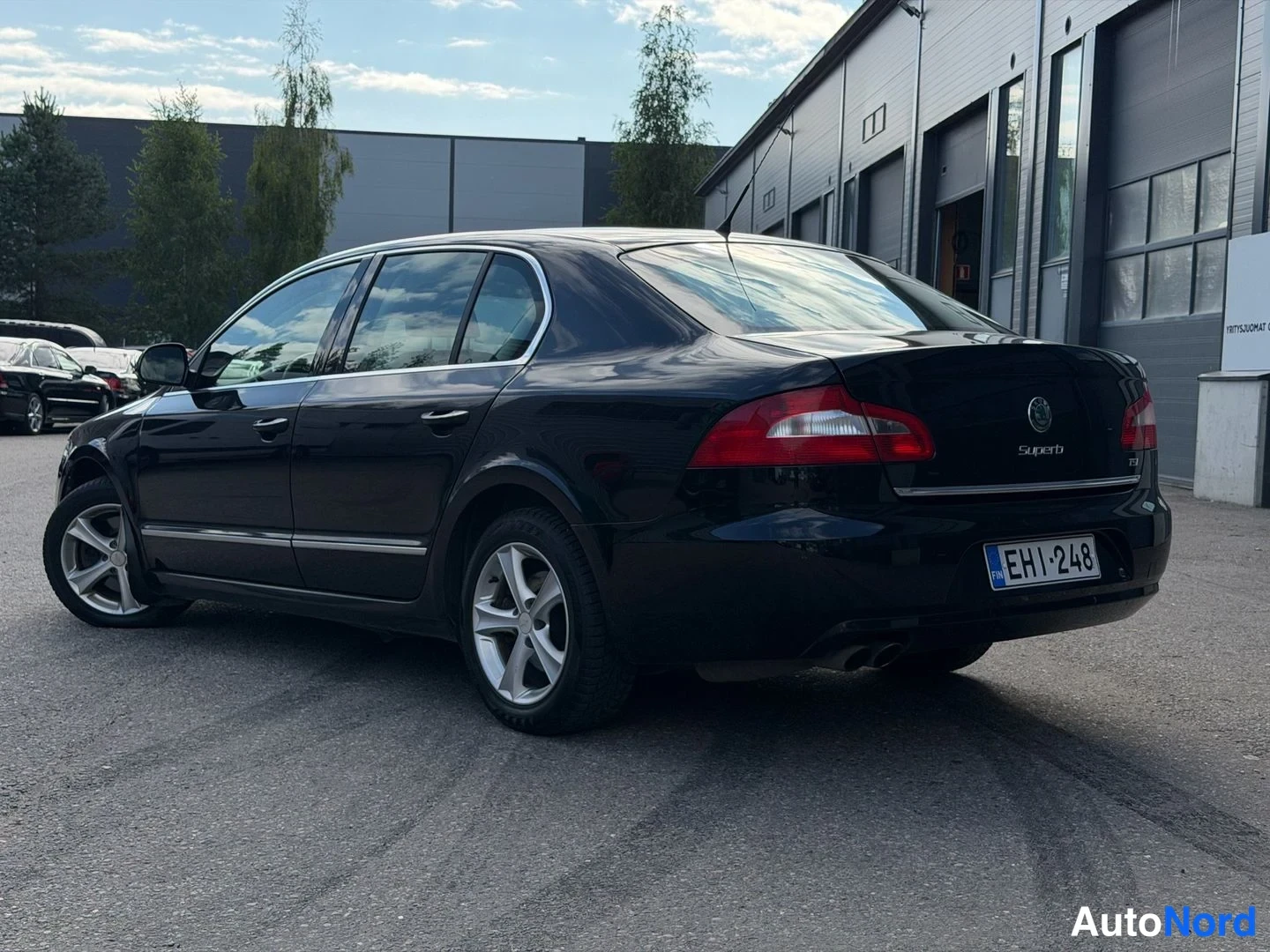 Musta Skoda Superb 2009, takaviisto, kuva 3