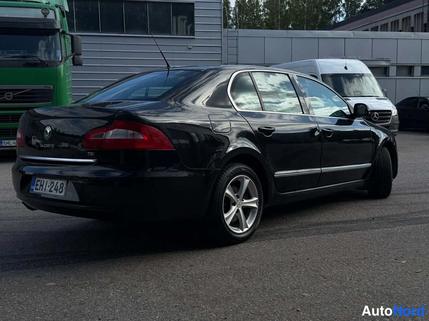 Musta Skoda Superb 2009, takaviisto, kuva 4