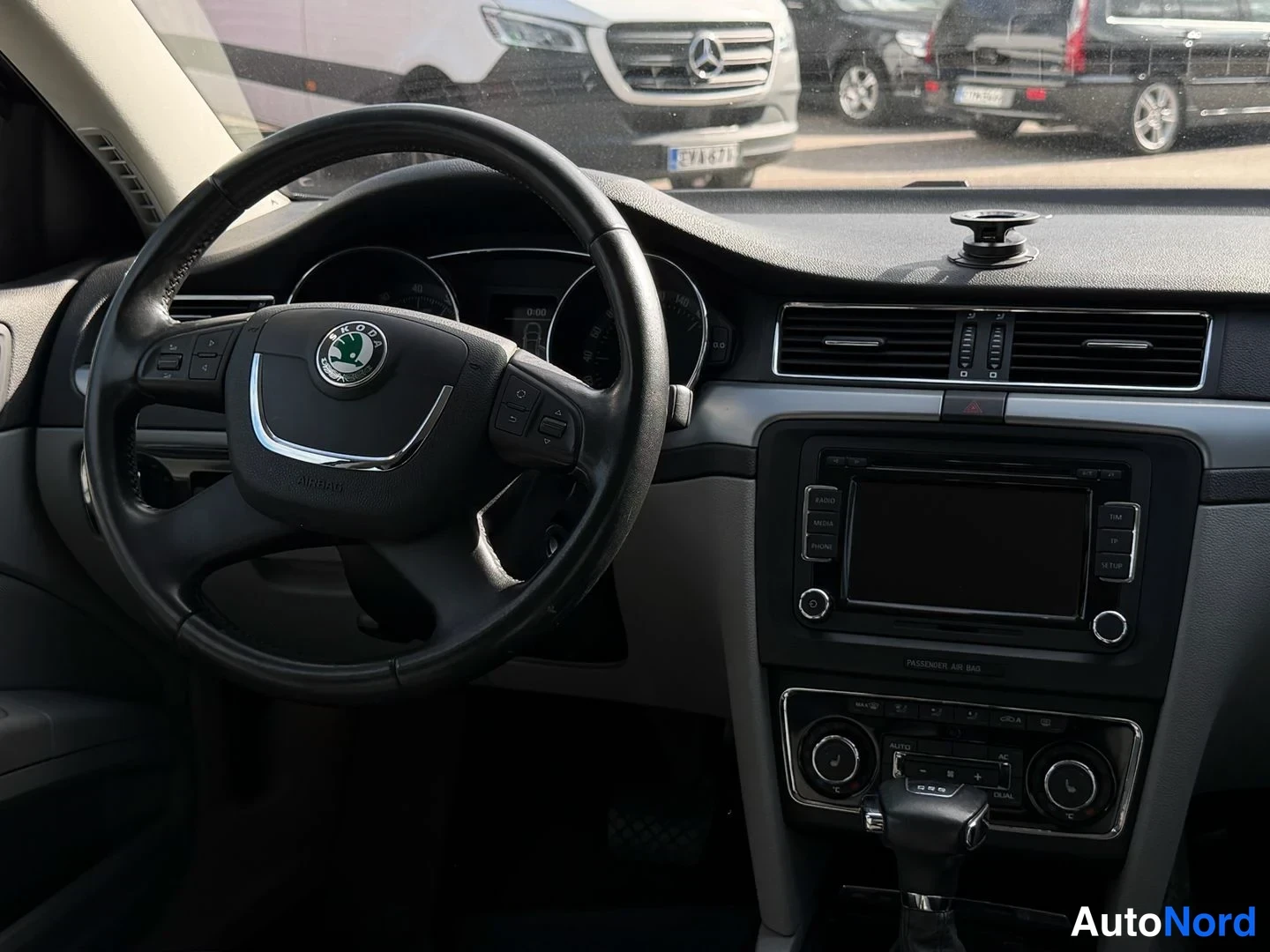 Musta Skoda Superb 2009, kuva 5