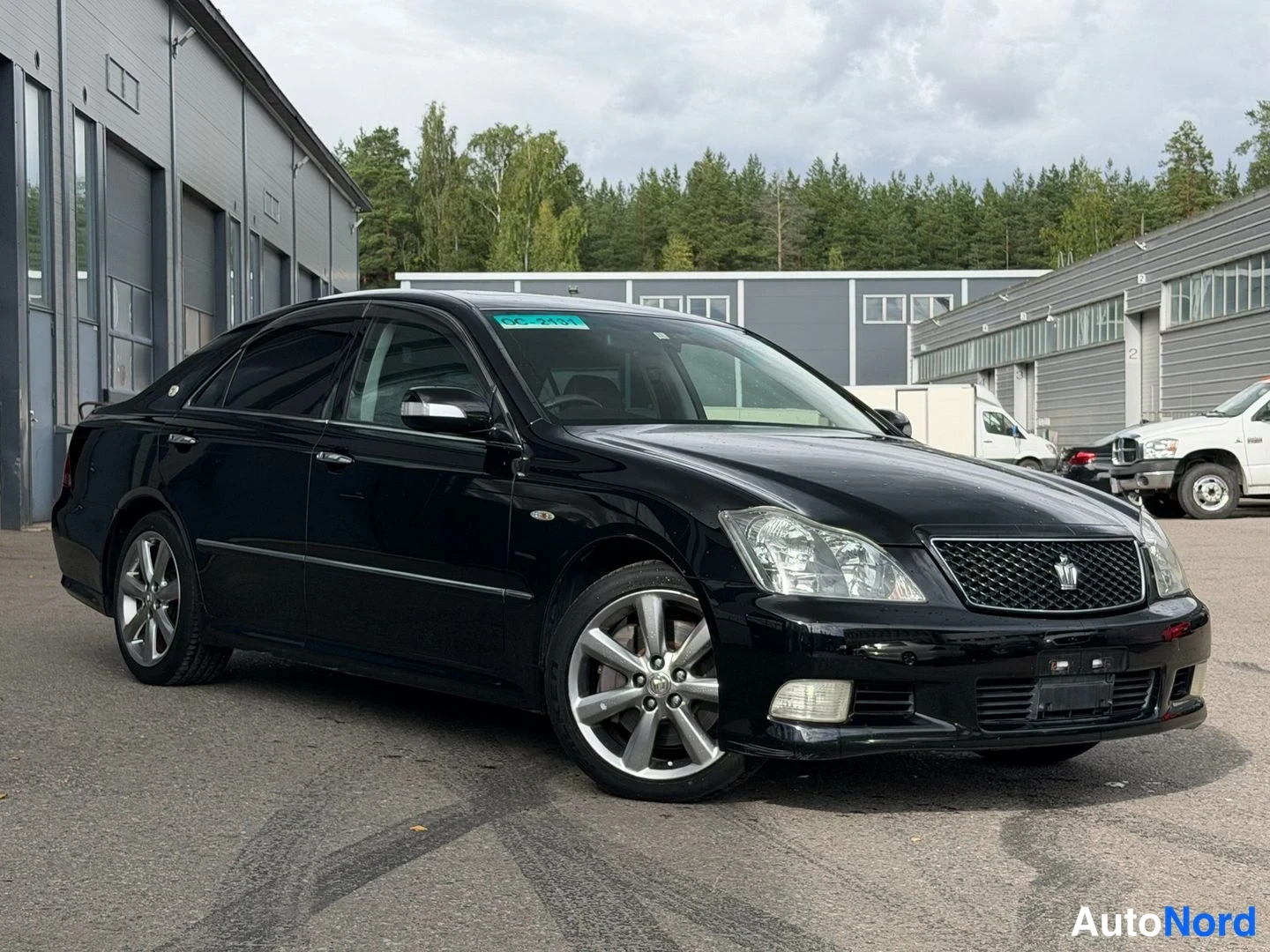 Musta Toyota Crown 2006, etuviisto, keula oikealle, kuva 2