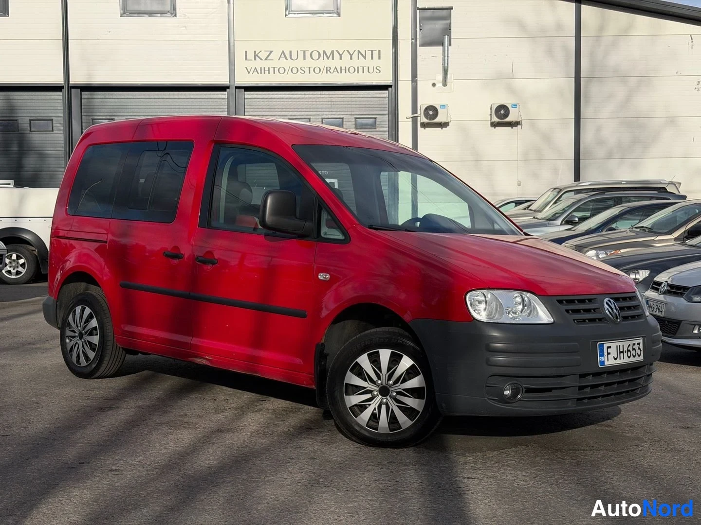 Punainen Volkswagen Caddy Life 2009, etuviisto, keula oikealle, kuva 2