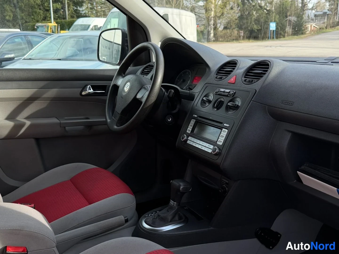 Punainen Volkswagen Caddy Life 2009, kuva 6