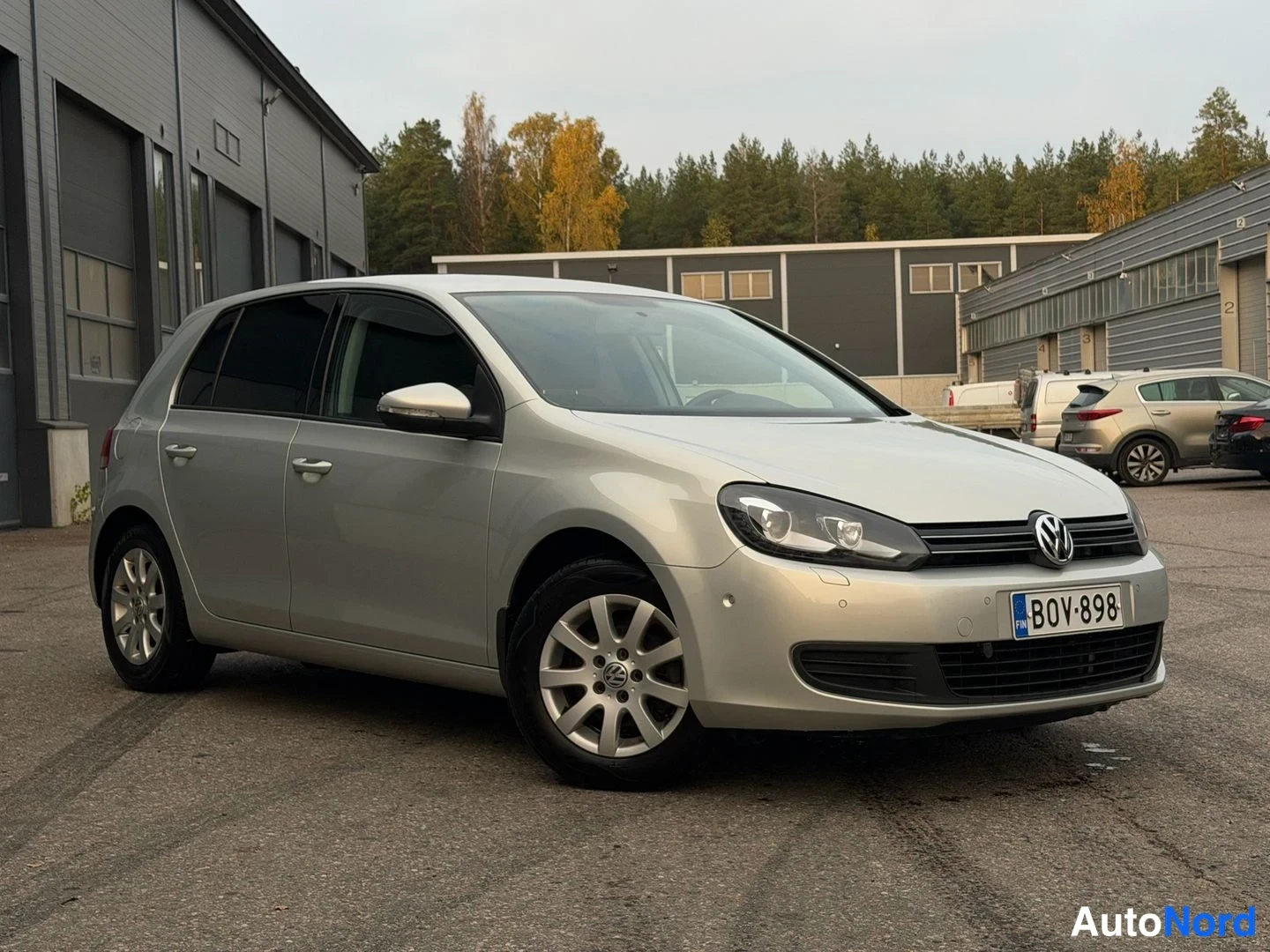 Hopea Volkswagen Golf 2011, etuviisto, keula oikealle, kuva 2