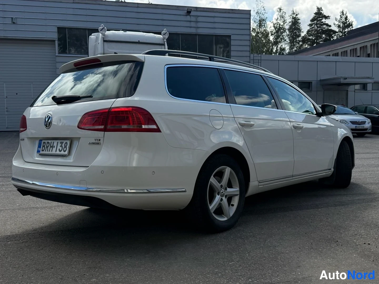 Valkoinen Volkswagen Passat Variant 2013, takaviisto, kuva 5