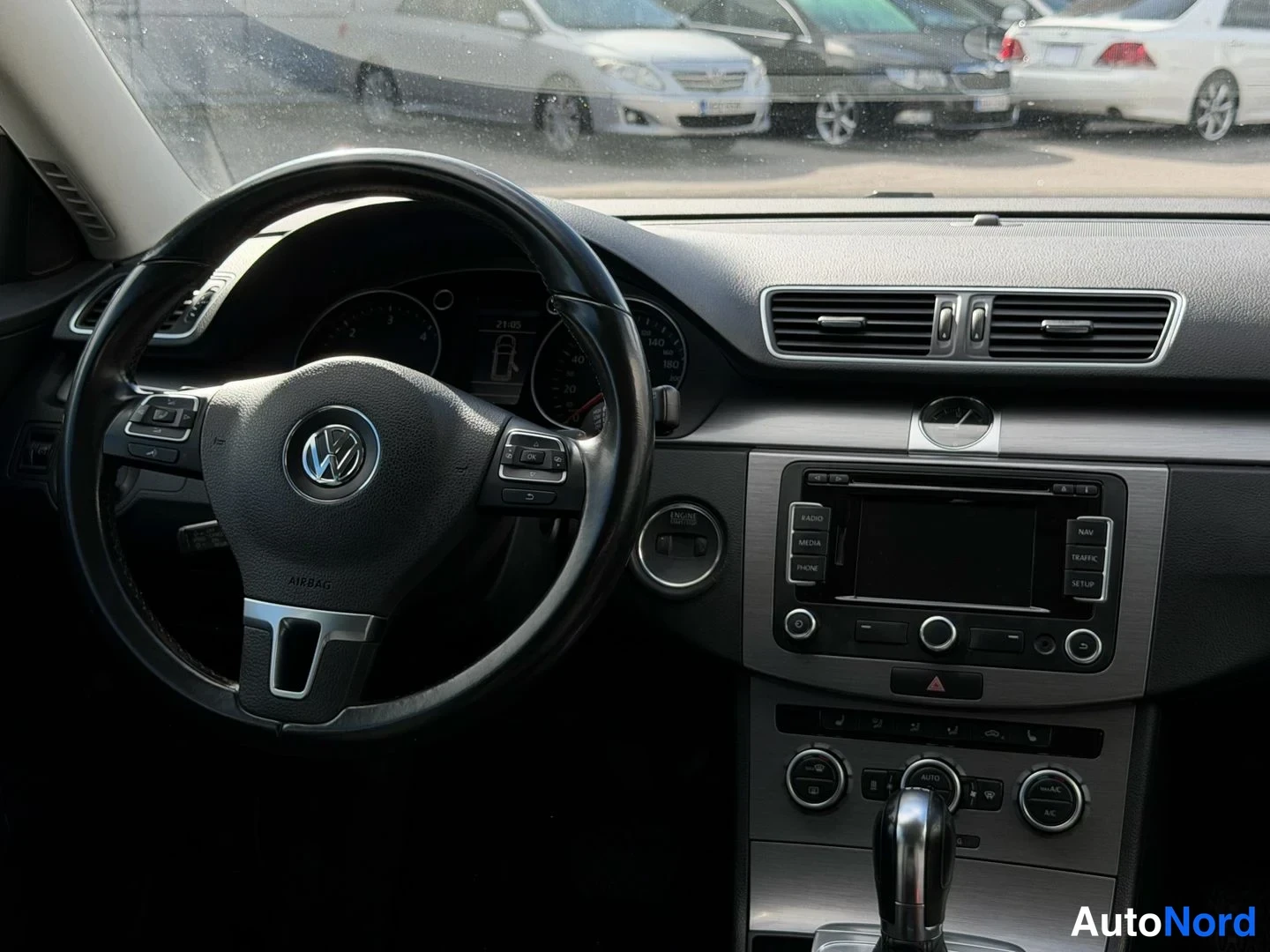 Valkoinen Volkswagen Passat Variant 2013, kuva 18