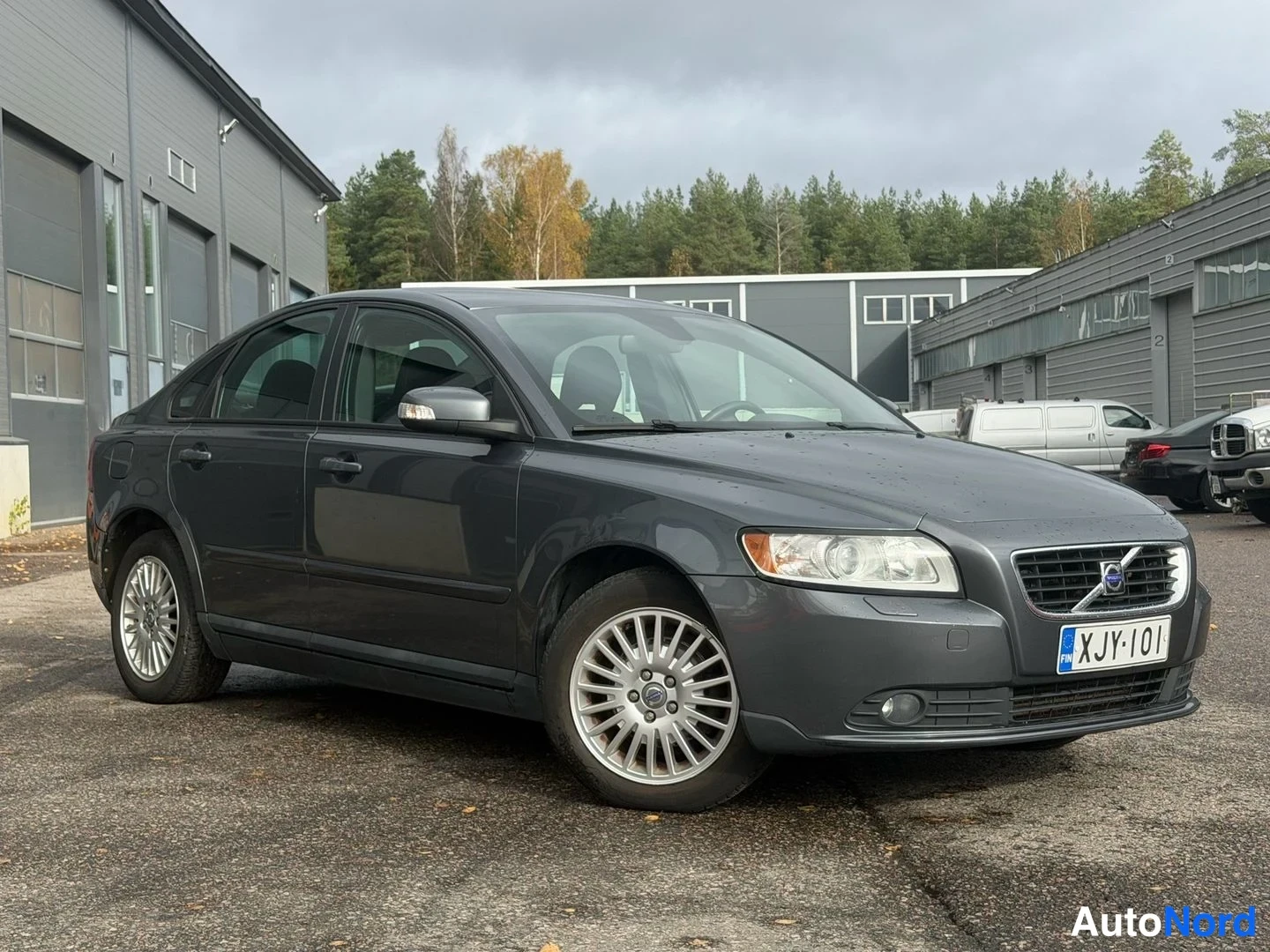 Grå Volvo S40 2008, snett framifrån, fronten åt höger, bild 2