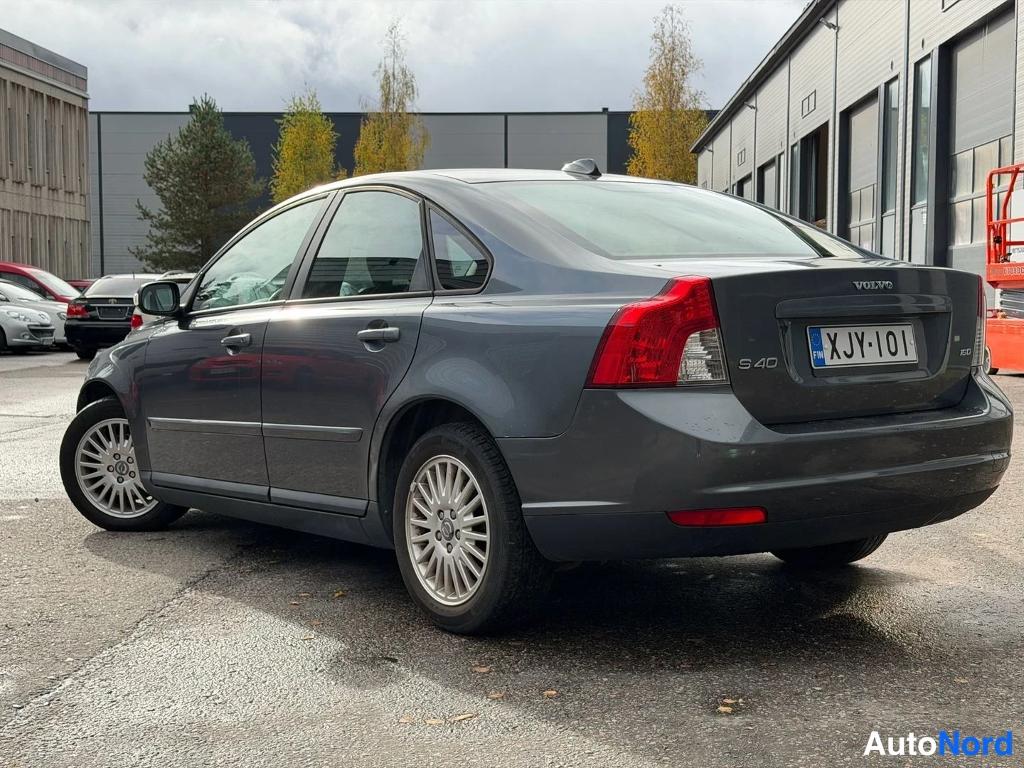 Grå Volvo S40 2008, snett bakifrån, bild 3