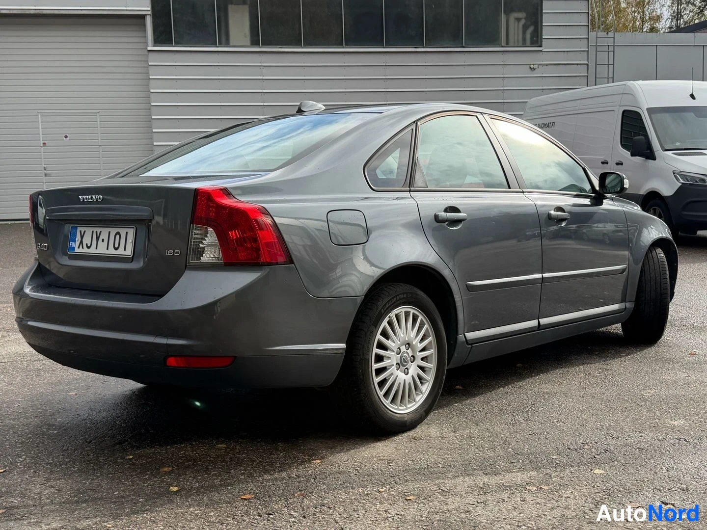Grå Volvo S40 2008, snett bakifrån, bild 4