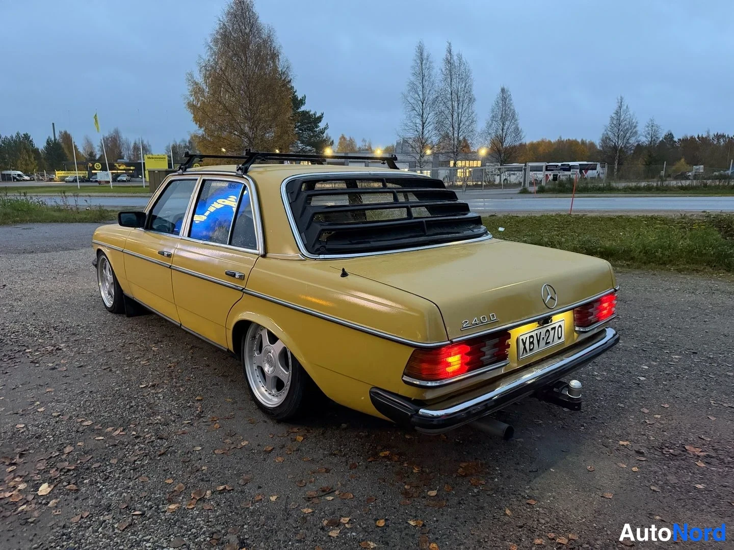 Keltainen Mercedes-Benz 240 1976, takaviisto, kuva 4