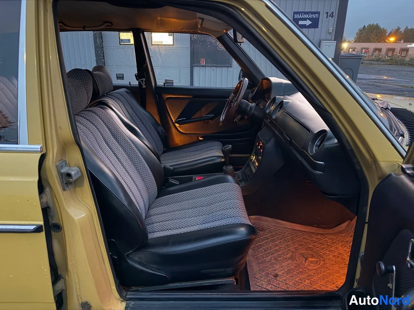 Keltainen Mercedes-Benz 240 1976, kuva 11