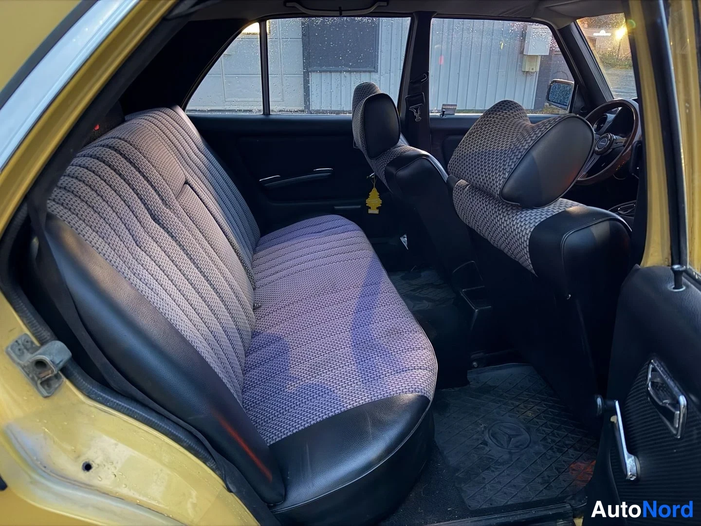 Keltainen Mercedes-Benz 240 1976, kuva 12