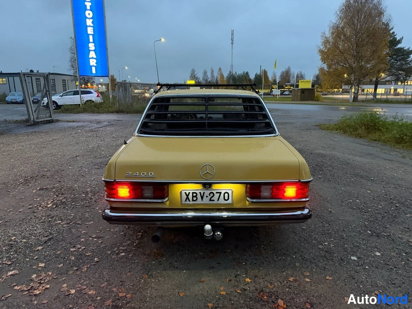Keltainen Mercedes-Benz 240 1976, takaa, kuva 6