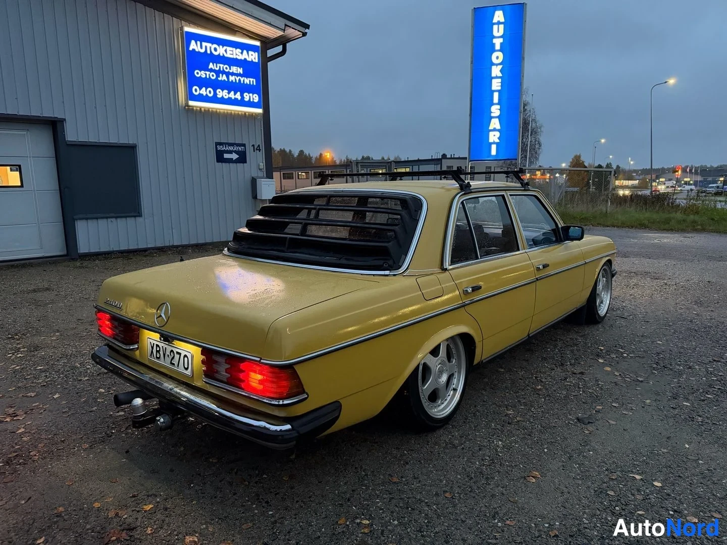 Keltainen Mercedes-Benz 240 1976, takaviisto, kuva 5